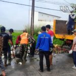 Personel Koramil 07/Kresek bersama warga mengangkut sampah di Jalan Raya Kresek–Tanara Tangerang