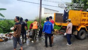 Personel Koramil 07/Kresek bersama warga mengangkut sampah di Jalan Raya Kresek–Tanara Tangerang