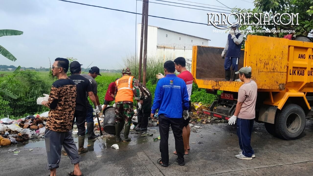Personel Koramil 07/Kresek bersama warga mengangkut sampah di Jalan Raya Kresek–Tanara Tangerang