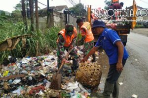Satgas Sampah Koramil Panongan bersama warga membersihkan sampah di Tangerang