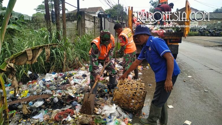 Satgas Sampah Koramil Panongan bersama warga membersihkan sampah di Tangerang