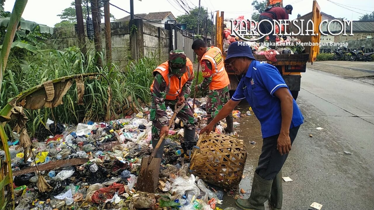 Satgas Sampah Koramil Panongan bersama warga membersihkan sampah di Tangerang
