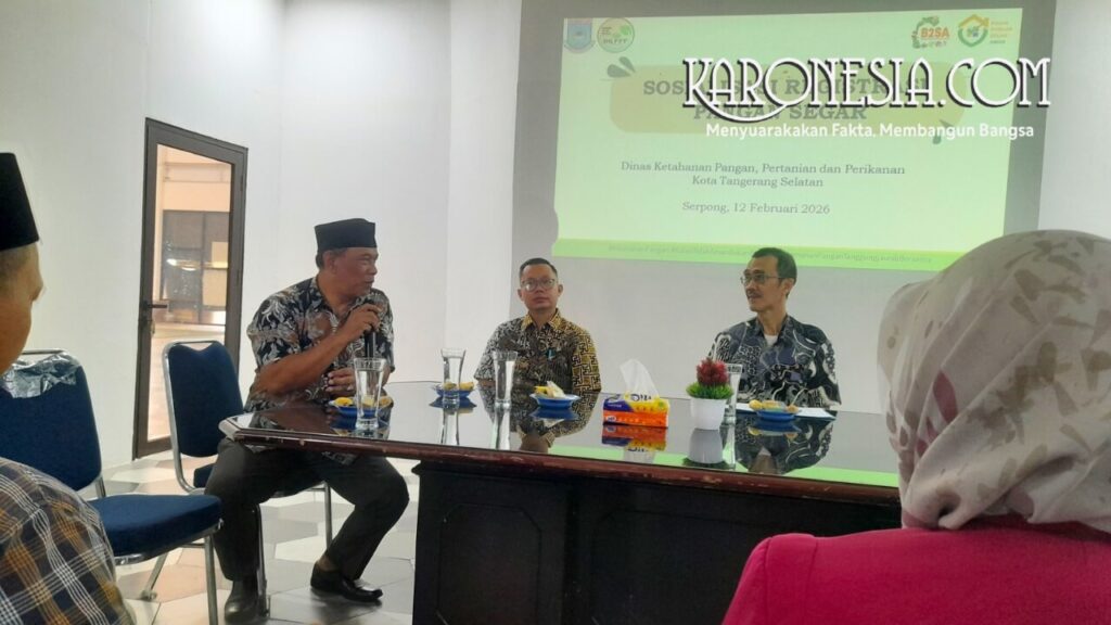 Sekdis Ketahanan Pangan Kota Tangerang Selatan memberikan sambutan sosialisasi registrasi pangan segar di Serpong