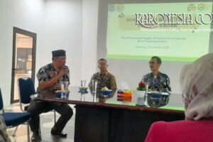 Sekdis Ketahanan Pangan Kota Tangerang Selatan memberikan sambutan sosialisasi registrasi pangan segar di Serpong