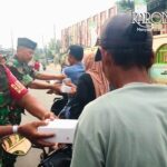 Prajurit Koramil Teluknaga membagikan takjil kepada pengendara
