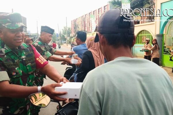 Prajurit Koramil Teluknaga membagikan takjil kepada pengendara