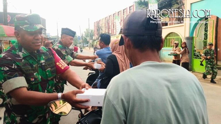 Prajurit Koramil Teluknaga membagikan takjil kepada pengendara
