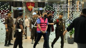 Petugas Kejaksaan menggiring tersangka kasus korupsi ekspor CPO menuju ruang pemeriksaan di Kejagung