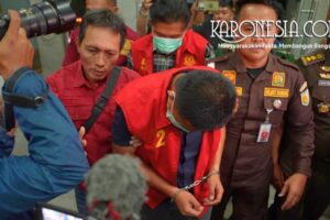 Penyidik Kejati Sumsel menggiring tersangka mengenakan rompi tahanan dan borgol tangan dalam pemeriksaan perkara proyek irigasi Muara Enim.