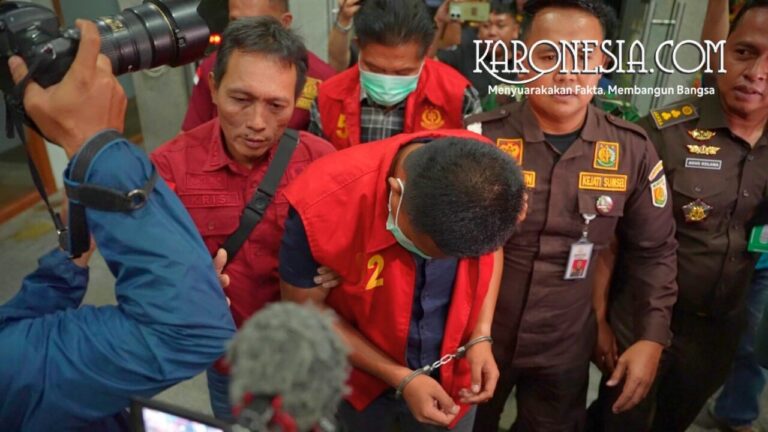 Penyidik Kejati Sumsel menggiring tersangka mengenakan rompi tahanan dan borgol tangan dalam pemeriksaan perkara proyek irigasi Muara Enim.