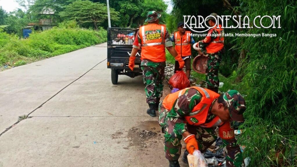 Prajurit TNI membersihkan sampah di Desa Tanjung Burung Teluknaga Tangerang