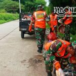 Prajurit TNI membersihkan sampah di Desa Tanjung Burung Teluknaga Tangerang