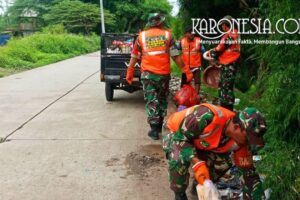 Prajurit TNI membersihkan sampah di Desa Tanjung Burung Teluknaga Tangerang