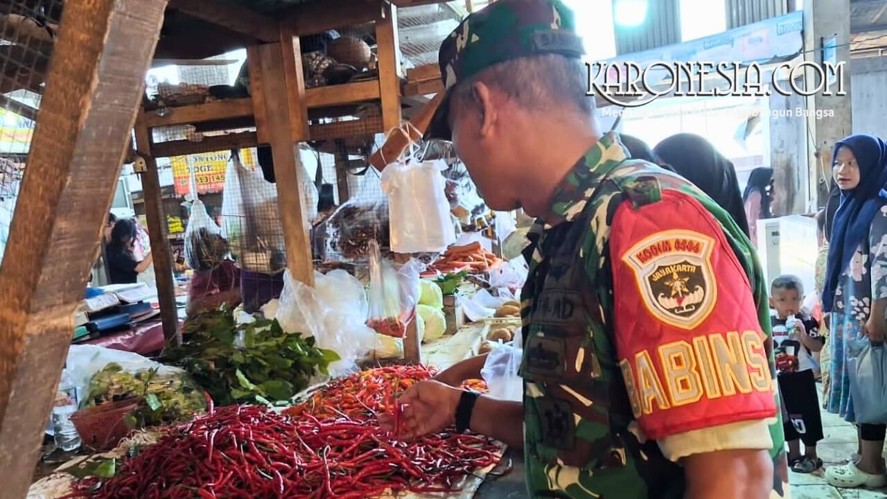 Babinsa Turun ke Pasar, Pantau Harga Sembako Jelang Lebaran