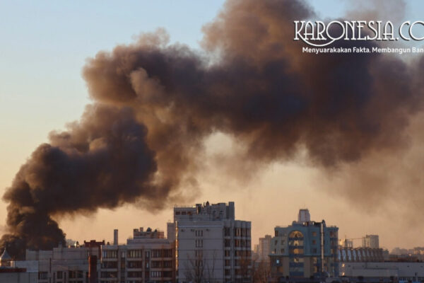 Asap tebal membubung di udara sebagai ilustrasi konflik dan serangan udara di kawasan perkotaan.
