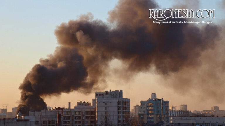 Asap tebal membubung di udara sebagai ilustrasi konflik dan serangan udara di kawasan perkotaan.