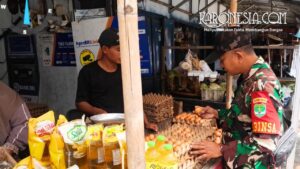 Babinsa Koramil 07 Kresek cek harga sembako di Pasar Kresek saat Ramadhan