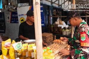 Babinsa Koramil 07 Kresek cek harga sembako di Pasar Kresek saat Ramadhan