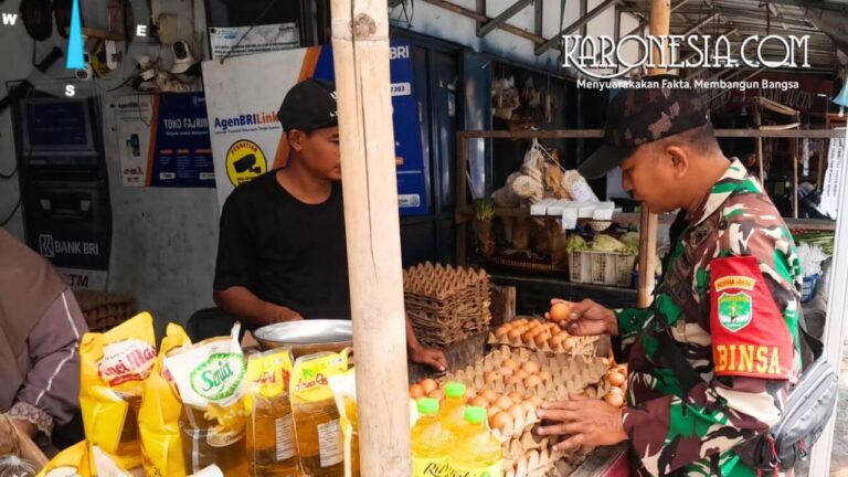 Babinsa Koramil 07 Kresek cek harga sembako di Pasar Kresek saat Ramadhan