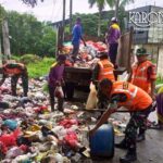 Babinsa Cisoka Ajak Warga Bersihkan Sampah, Lingkungan Lebih Sehat