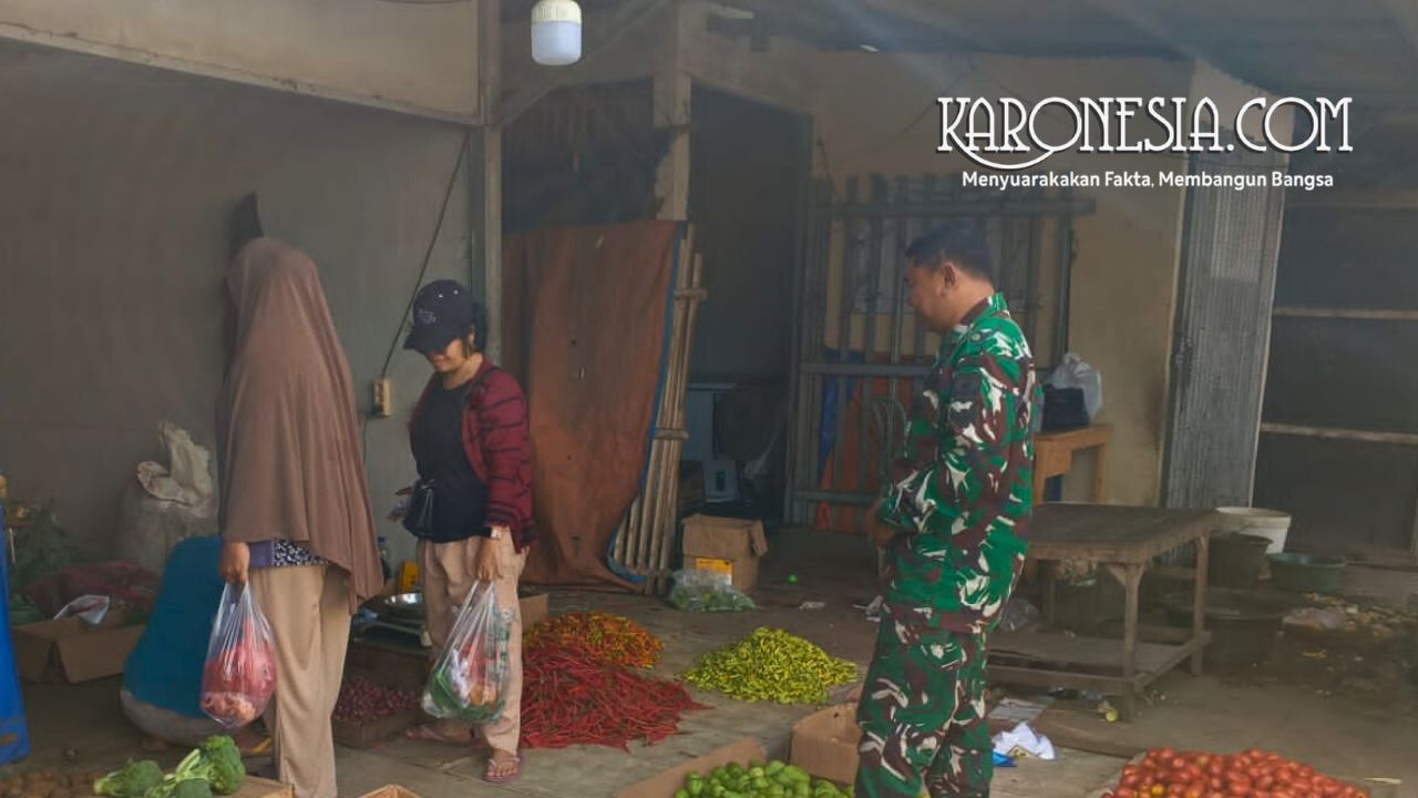Turun ke Pasar, Babinsa Sepatan Pantau Harga Jelang Lebaran