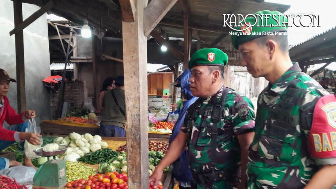 Babinsa Koramil 12 Rajeg cek harga sembako di Pasar Kukun Tangerang