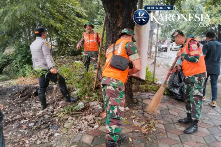 TNI dan warga bersihkan sampah di Jalan Iskandar Muda, Tangerang.