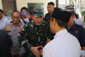 Dandim 0509 Kabupaten Bekasi menyambut kunjungan kerja Menteri Sosial RI di Gedung Wibawamukti.