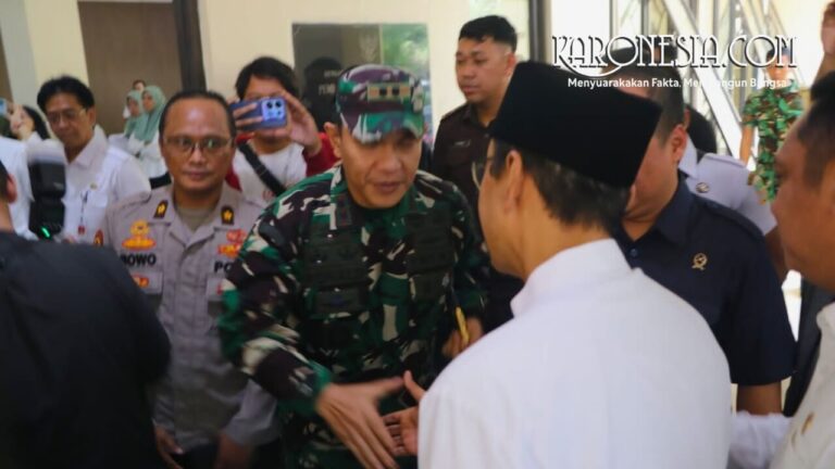 Dandim 0509 Kabupaten Bekasi menyambut kunjungan kerja Menteri Sosial RI di Gedung Wibawamukti.