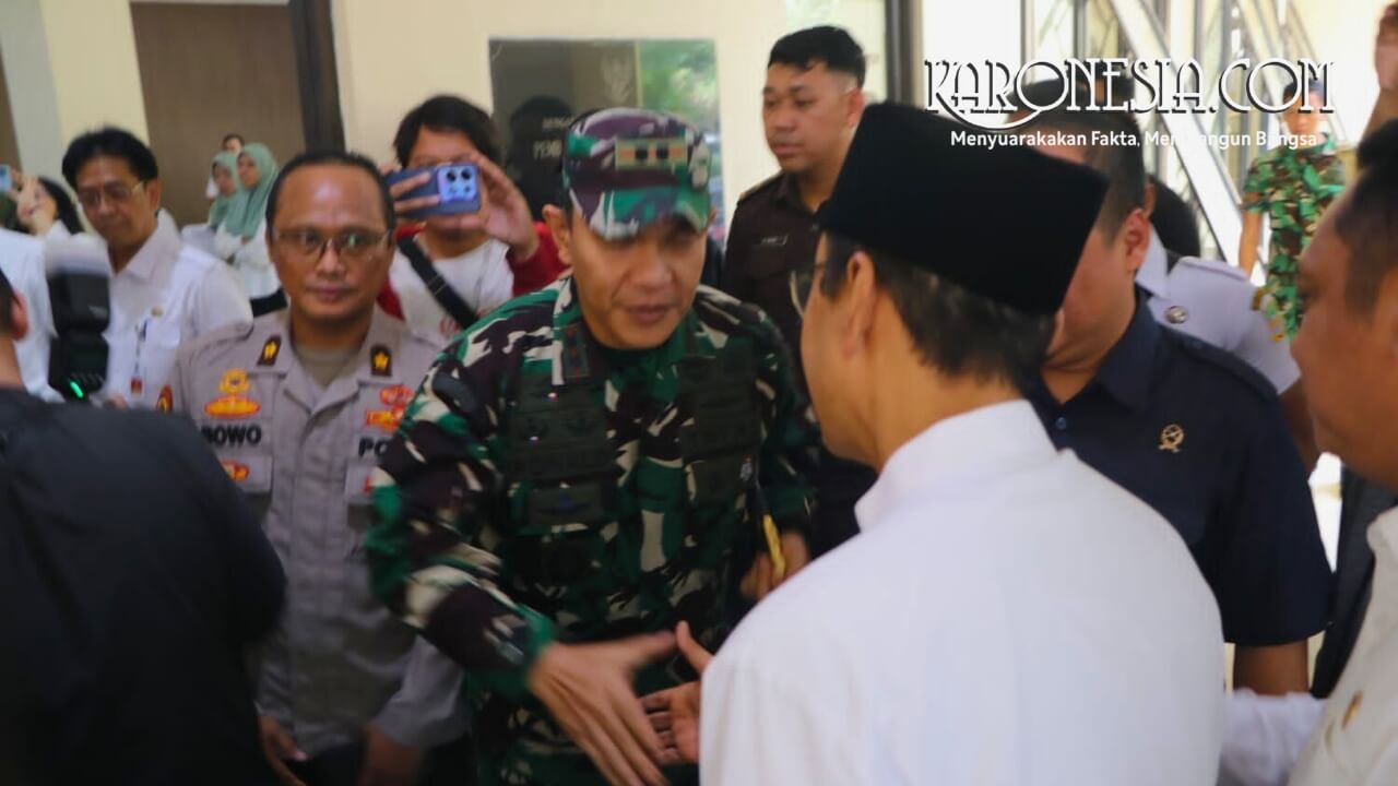 Dandim 0509 Kabupaten Bekasi menyambut kunjungan kerja Menteri Sosial RI di Gedung Wibawamukti.