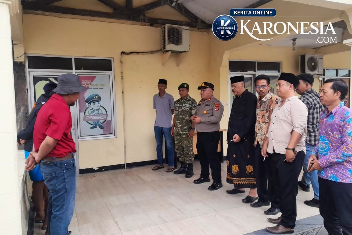 Danramil dan Kapolsek Kronjo menggelar forum klarifikasi penghentian pungli di Mapolsek Kronjo bersama tokoh masyarakat.