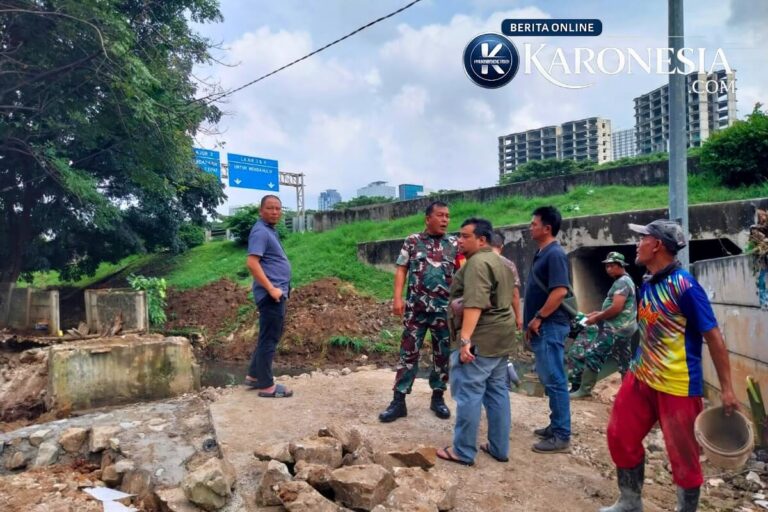 Danramil 01/Tangerang Mayor Inf Jefriansen Sipayung meninjau pembangunan Jembatan Garuda di Panunggangan bersama tim dan pekerja.