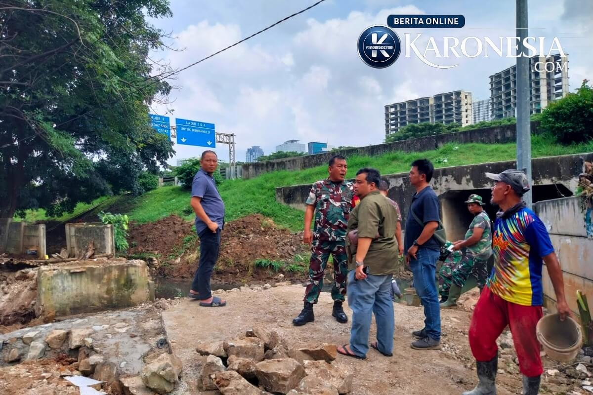 Danramil 01/Tangerang Mayor Inf Jefriansen Sipayung meninjau pembangunan Jembatan Garuda di Panunggangan bersama tim dan pekerja.