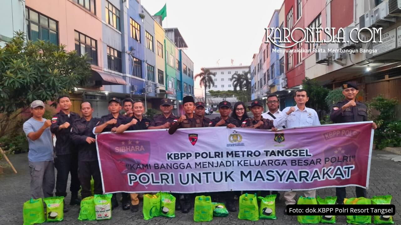 KBPP Polri Tangsel berpose sambil membawa bingkisan Lebaran