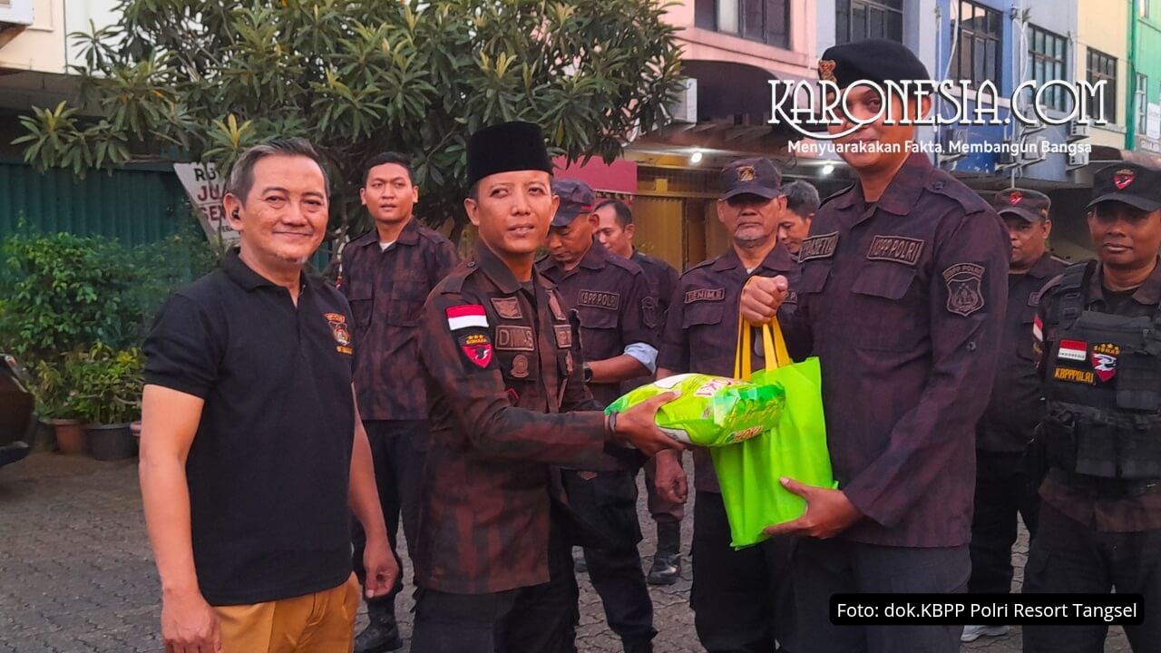 Penyerahan bingkisan Lebaran oleh KBPP Polri Tangsel