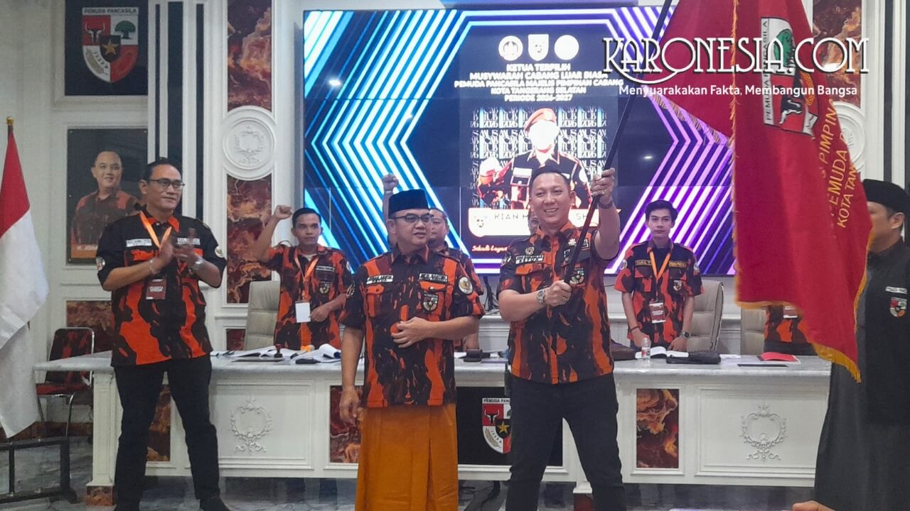 Ketua MPC Pemuda Pancasila Kota Tangerang Selatan menerima pataka organisasi