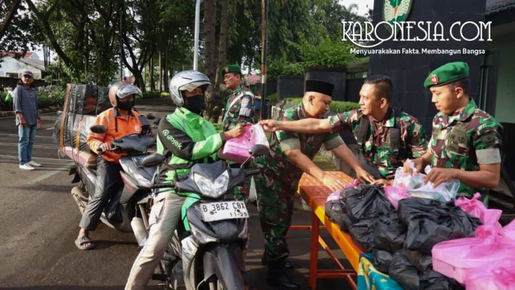 Prajurit Kodim 0506 Tangerang membagikan takjil gratis kepada warga menjelang buka puasa Ramadan 2026