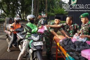 Prajurit Kodim 0506 Tangerang membagikan takjil gratis kepada warga menjelang buka puasa Ramadan 2026