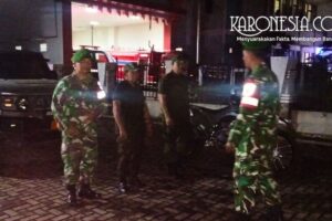 Patroli Babinsa Kodam Jaya di Tangerang saat Ramadhan malam