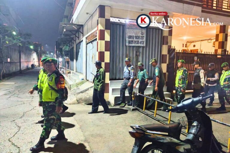 Anggota TNI Koramil Kranji patroli jalan kaki di kawasan perumahan Bekasi saat mudik Lebaran 2026