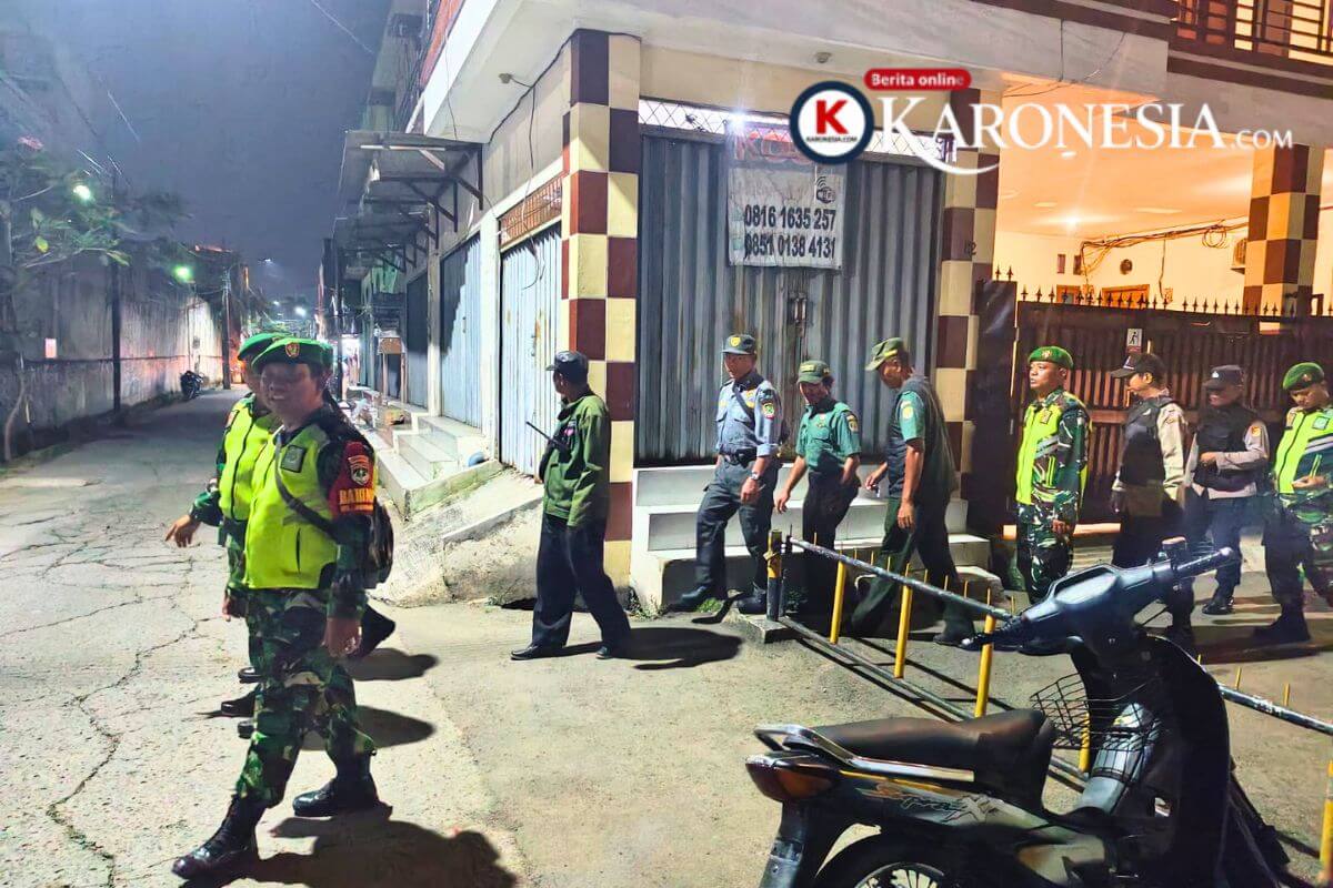 Anggota TNI Koramil Kranji patroli jalan kaki di kawasan perumahan Bekasi saat mudik Lebaran 2026