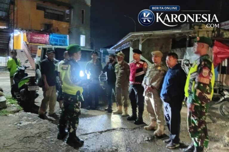 Petugas Koramil dan Satpol PP patroli malam di Bekasi