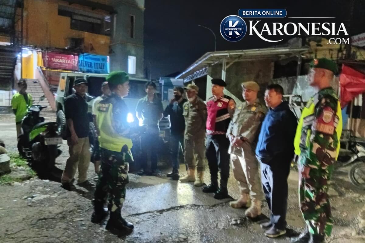 Petugas Koramil dan Satpol PP patroli malam di Bekasi