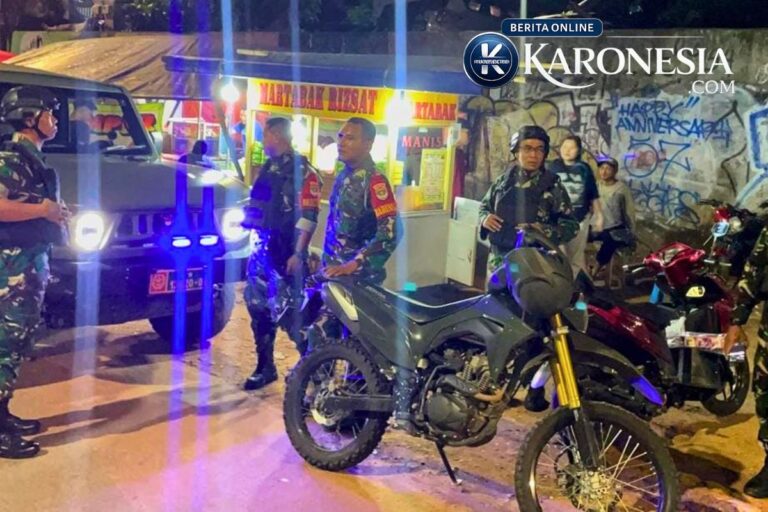 Personel TNI berseragam loreng berpatroli malam di Jatinegara Jakarta Timur dengan motor trail dan kendaraan taktis.