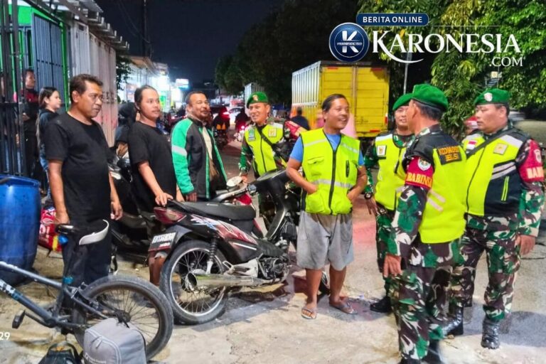 Personel Koramil Teluk Pucung patroli malam berdialog dengan warga di Bekasi