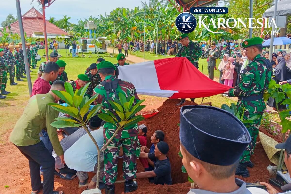 Prosesi pemakaman militer dengan bendera merah putih