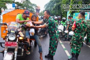 Personel Kodim 0506 Tangerang membagikan takjil kepada pengguna jalan di Jalan Veteran