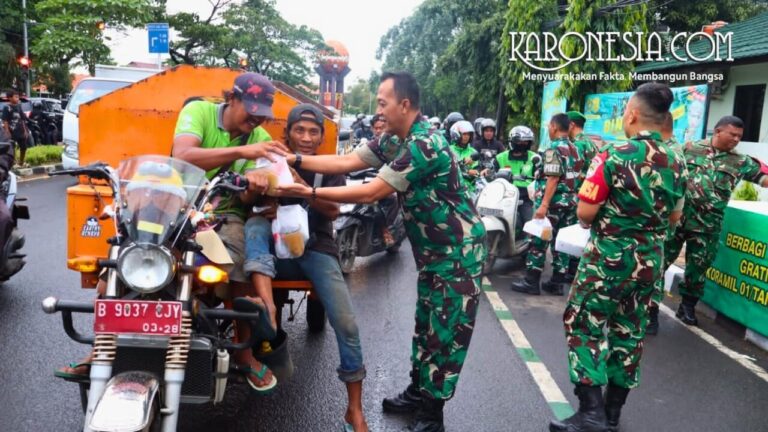 Personel Kodim 0506 Tangerang membagikan takjil kepada pengguna jalan di Jalan Veteran