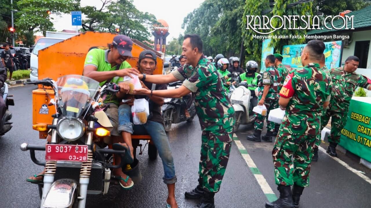 Personel Kodim 0506 Tangerang membagikan takjil kepada pengguna jalan di Jalan Veteran