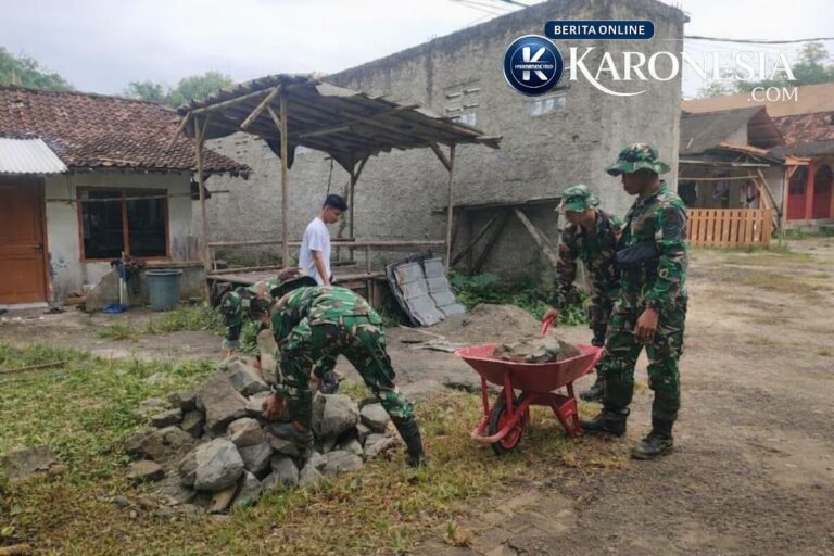 Anggota TNI memindahkan batu untuk pembangunan